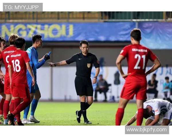 富力与权健激战回顾精彩集锦展现足球魅力与团队精神