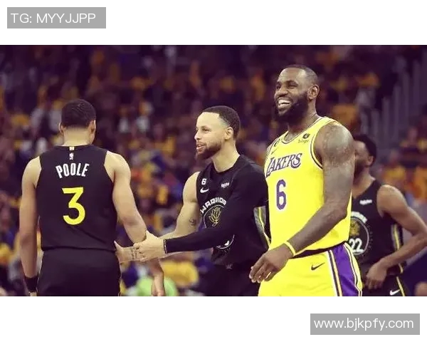 勇士队在激烈对抗中战胜湖人队展现强大实力与团队合作精神